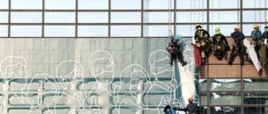 광화문 교보생명 빌딩외벽에 코로나19 관련 응원메세지를 관계자들이 붙이고 있다. <연합뉴스>